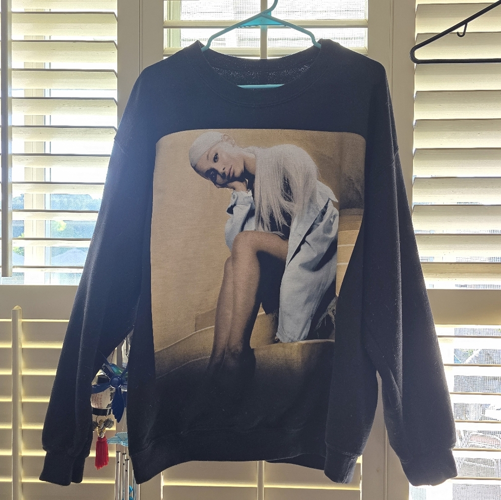 ARIANA GRANDE CREW SWEATER || OFFICIAL 2019 SWEETENER TOUR